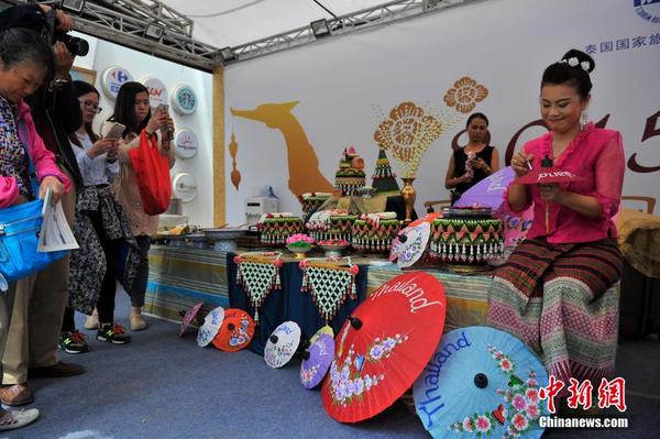 昆明举办泰国节 艺人现场手绘油纸伞|昆明|昆明