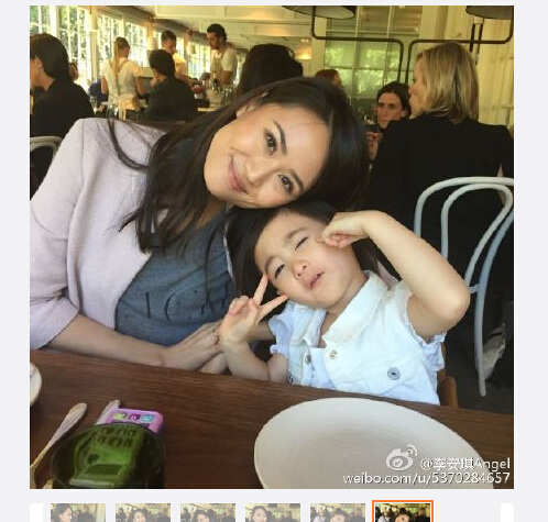 李小鹏妻子晒与女儿合照 奥莉比剪刀手卖萌(组