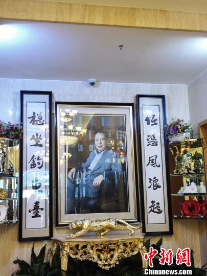 余彭年大幅肖像画。　郑小红 摄