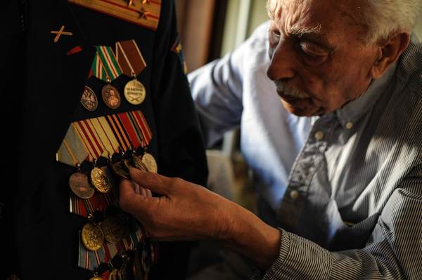 （老兵伊万尼欣，新华社记者戴天放摄）