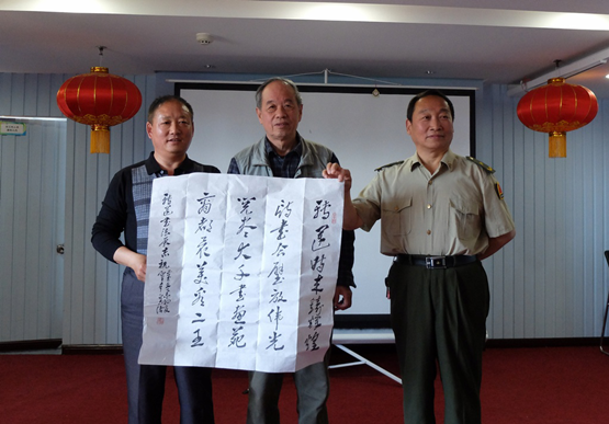 郑州大学书画院院长翟本宽教授向二位艺术家献礼