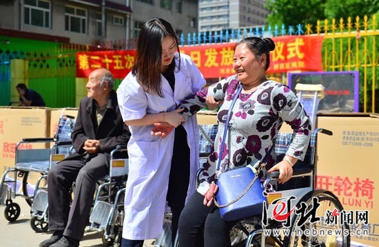 河北省残联进社区发放残疾人辅助器具|河北省