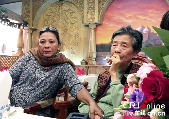 珍妮佛（左）与安罗茜（右）