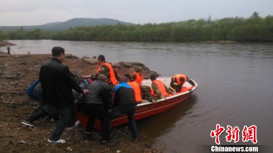 黑龙江伊春5人因洪水被困景区消防官兵成功救援图片由消防部门提供摄