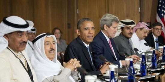 2015年5月14日，美国总统奥巴马与科威特埃米尔谢赫萨巴赫（左中），美国国务卿克里（右中），以及其他海湾合作委员会成员国的领导人和代表在戴维营举行会谈。图片来源：美联社。
