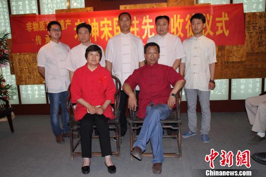 宋国柱和他的五个徒弟。　崔志平　摄