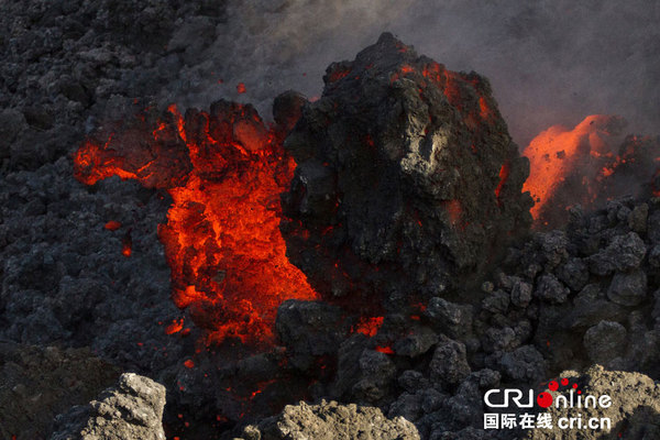 　　当地时间2015年5月16日，意大利埃特纳火山喷发，熔岩涌动。图片来源：barcroftmedia/CFP