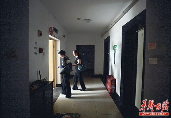 长沙一小区停电又停水 娭毑求援抬老伴下楼\/图