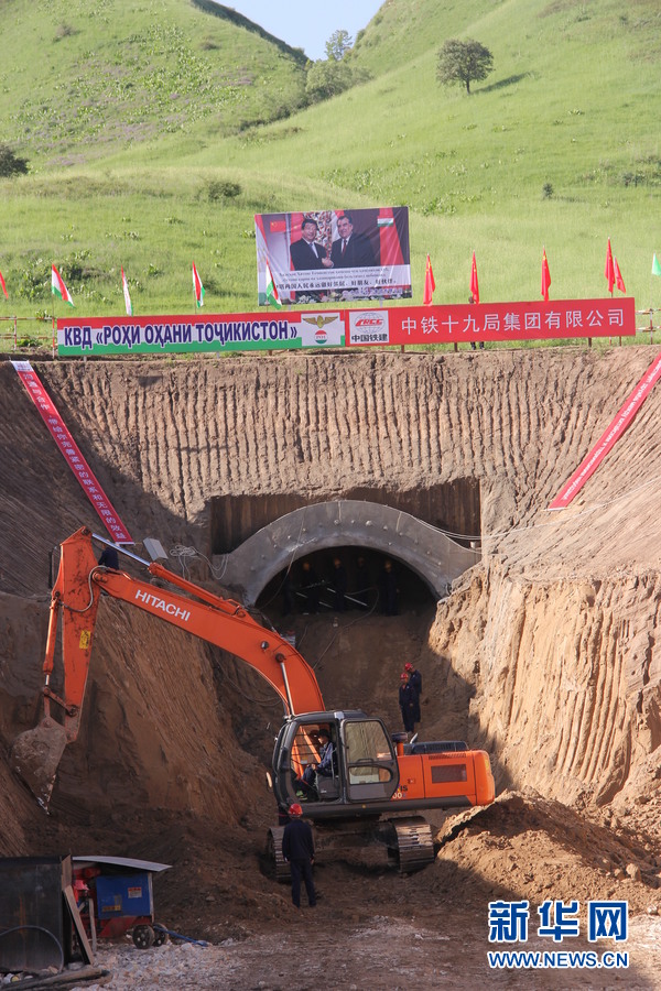 瓦亚铁路项目的第一隧道口 (新华社记者 王峰 摄）