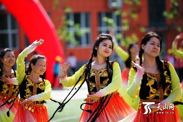 新疆克拉玛依市举行麦西来普广场舞大赛|民族|文化_凤凰资讯