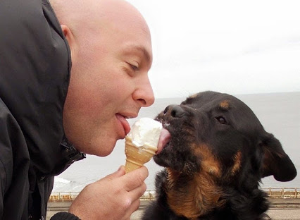 图为患癌狗狗科科和主人一起吃冰淇淋。