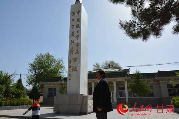 讲解员陈希祥和他的孙子（刘海天 摄）