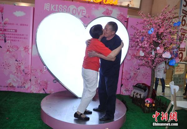 重庆金婚夫妇晒吻拼幸福