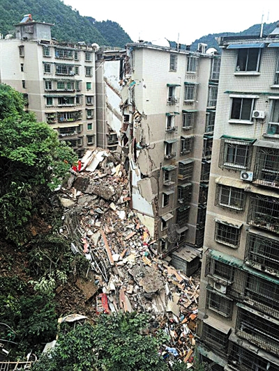 昨日，贵阳市云岩区一栋9层居民楼垮塌，16人失联。新华社发
