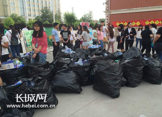 河北外国语学院举行废瓶子换绿植活动倡导环