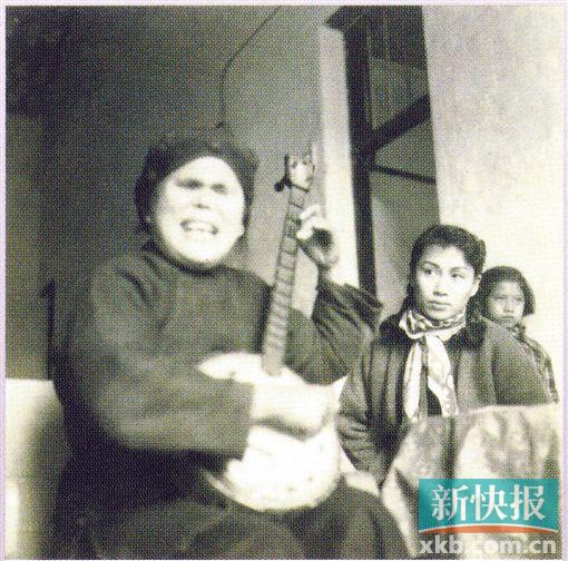 ■1956年,红线女在新会听失明大娘唱粤曲。