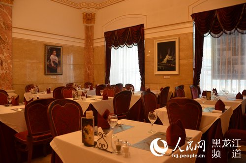 马迭尔西餐厅内西式装饰风格。方圆 摄