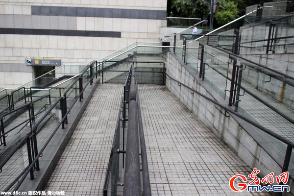 重庆现无障碍通道 Z字形折返玻璃护栏让人眼