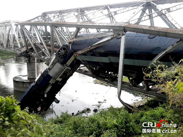 印度一火车过桥时脱轨 造成至少10人受伤(高清