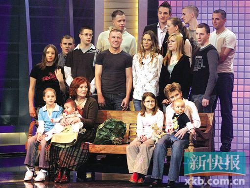■多年以前,超高龄产妇安内格雷特&middot;劳尼克就是个新闻人物了。这是2005年时,她和自己的一大家子登上德国的电视节目。图片来自英国《卫报》网站