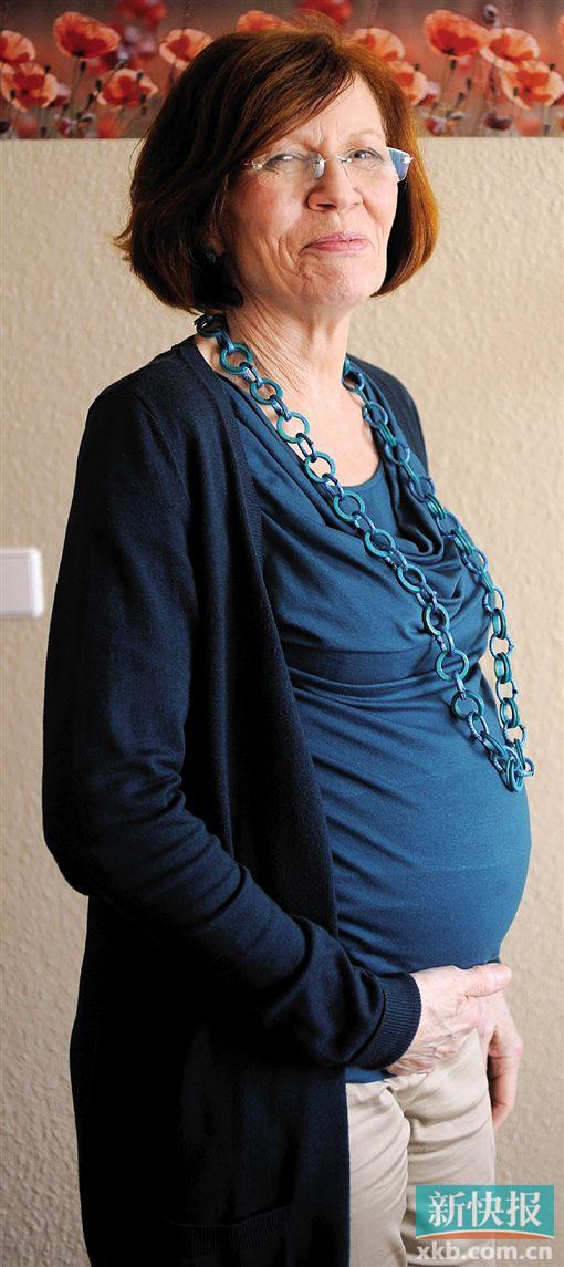 ■对舆论口诛笔伐甘之如饴的劳尼克先前已授权RTL和德国《图片报》报道她的生育故事,并获取一定报酬。图片来自英国《卫报》网站