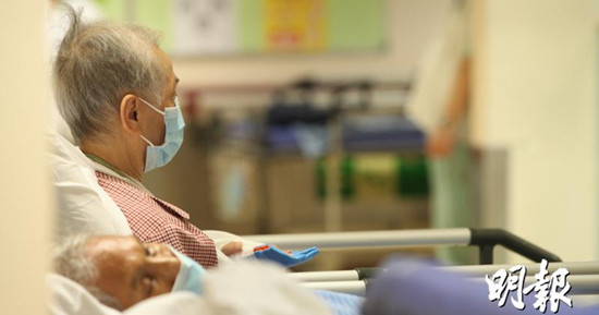 受伤老妇（坐着）清醒送院。图自香港《明报》网站