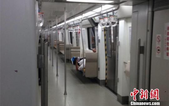 探访北京五环外生活:通勤往返46站地铁花3小时
