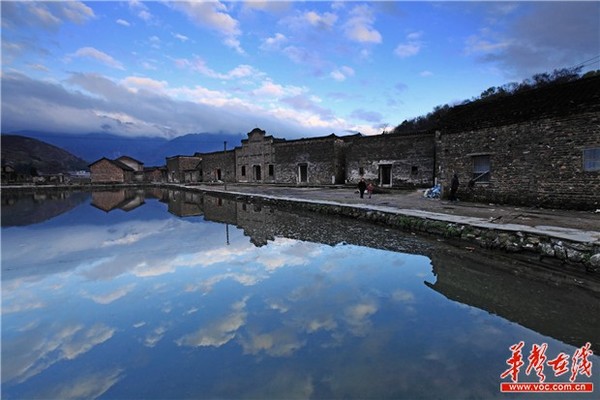 为了不让“外敌”轻易烧着房子,中田古民居房子基本上无廊无檐。罗荣 摄