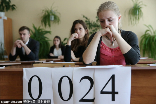 俄罗斯高考拉开帷幕 看考场众生相|高考|考试