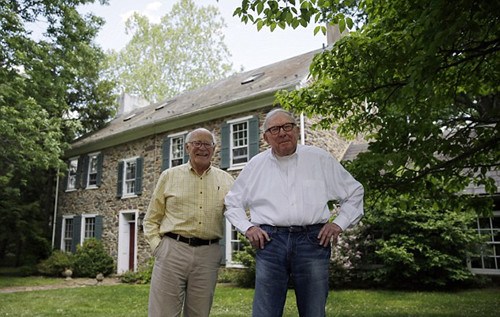 两人为了能合法地生活在一起，2000年时，由年纪较大的诺瓦克担任父亲，领养麦克阿瑟，如此一来，两人才能获得法律的保障。（图片来源：美联社）