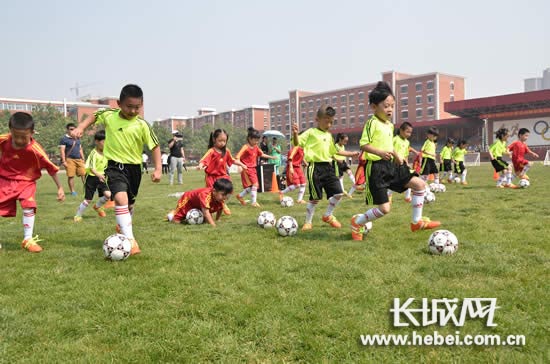 十城市中小学足球教学课程体系研讨会在石召
