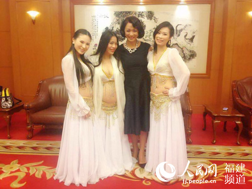 在东方卫视演出结束后妈妈三人组与评委金星合影