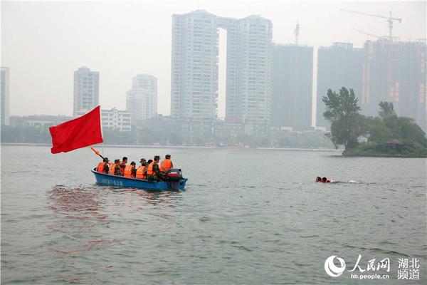 湖北咸宁开展全市消防部队抗洪抢险拉动演练|