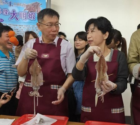 台北市长柯文哲（前左）与太太陈佩琪（前右）。台湾“中央社”档案照片