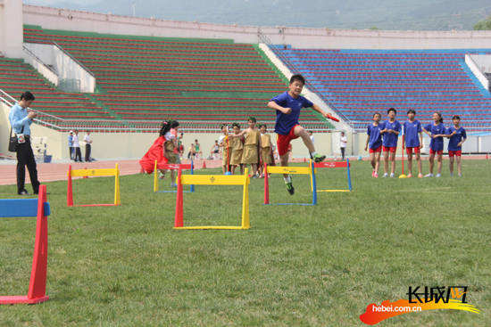 沧州市新华小学获国际田联趣味田径比赛第一名