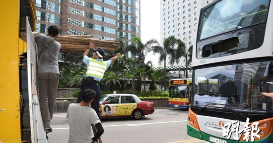 香港一巴士与运竹货车相撞 车头遭插穿夹伤乘