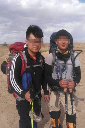 两位大学生出发前照片。网络图片