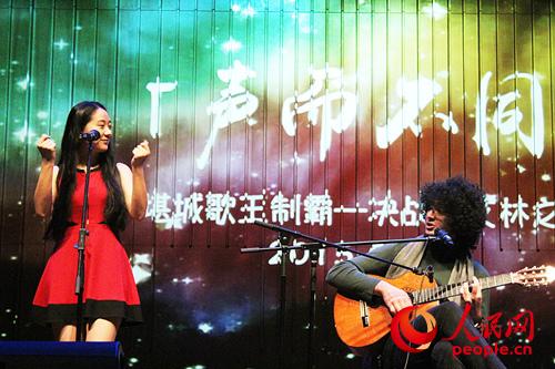 土耳其选手（右）演唱歌曲《Fly Me To The Moon》。