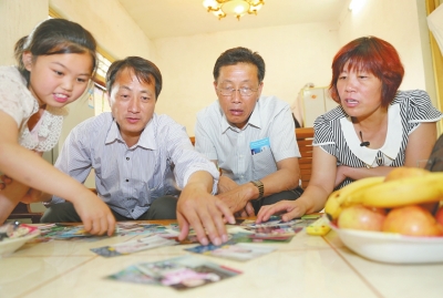 <em>双胞胎姐妹出生</em>仅2天被送走 失散45年后重聚洛