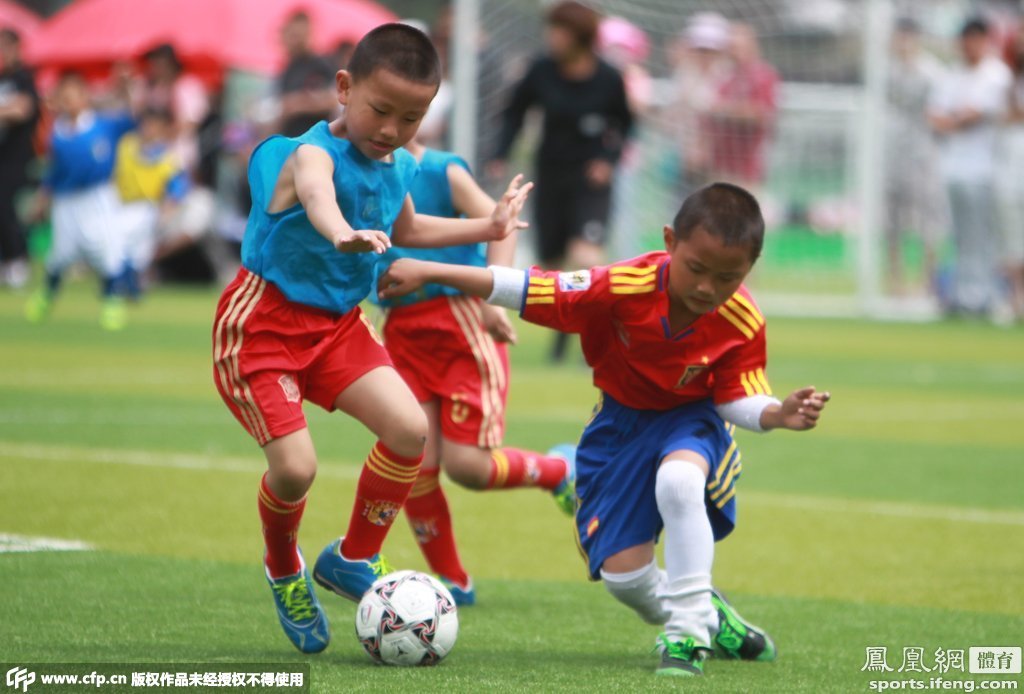 幼儿园里的足球赛 千名幼儿足球场上庆六一_体育频道_凤凰网