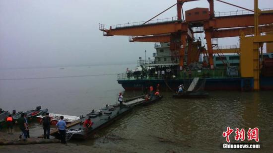 沉船12小时救援回顾:总理赴现场督战 央地联动