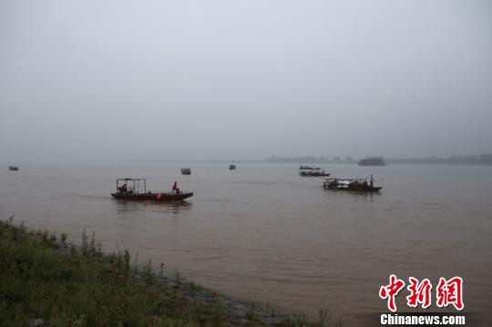 全力搜救长江翻沉客船落水人员。　岳阳消防供图摄