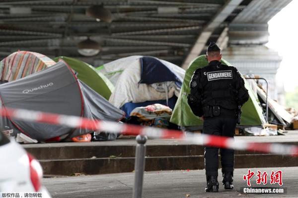 众多难民巴黎街头搭帐篷 遭警方驱逐|难民|埃及