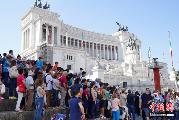 意大利国庆街头人满为患 民众攀护栏争相看庆