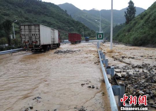 江西发布洪水蓝色预警 暴雨致德上高速怀玉山