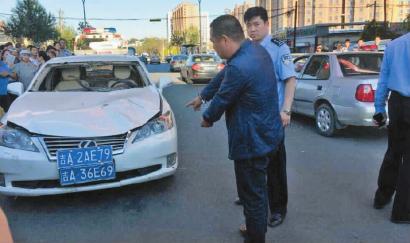 男子投案后指认车祸现场B24