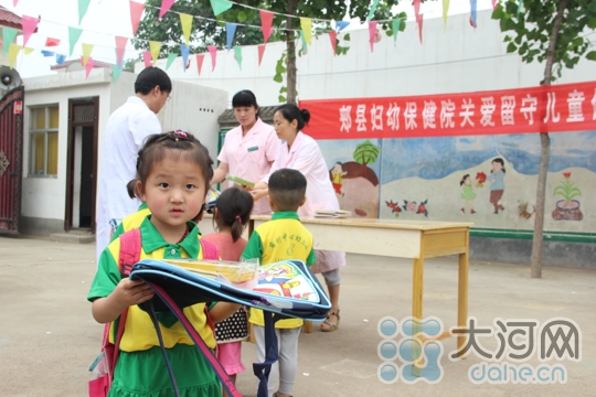 郏县平民医师谢守祯带队为留守儿童义诊送爱