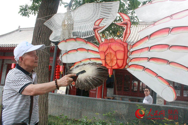 风筝大师张天伟的动态风筝，在风力驱动下，“蟹钳”舞动，“蟹眼”一开一合，栩栩如生。和冰 摄