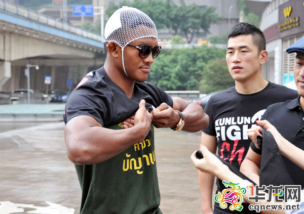 换衣服时，播求摘下帽子，头上还留着昨天与一龙恶战后留下的包扎伤口。苏桢淇 摄