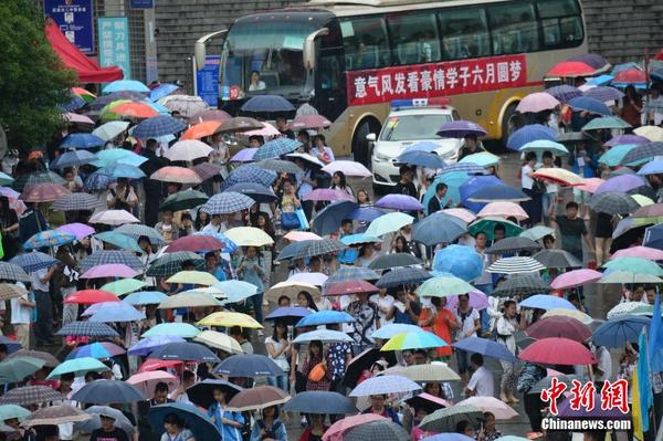 高考首日结束 家长雨中组伞阵迎接|学生|高考